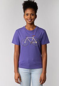 Paarse katoenen T-shirt met een grafisch ontwerp van een gele fiets met bruine accenten. Korte mouwen en een ronde hals.