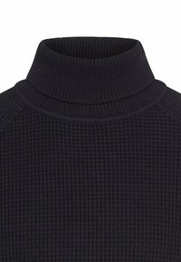 Dunkler Pullover mit hohem Rippenkragen, strukturiertem Waffelstrickmuster und Raglanärmeln, in einer einfarbigen, tief marineblauen Farbe.