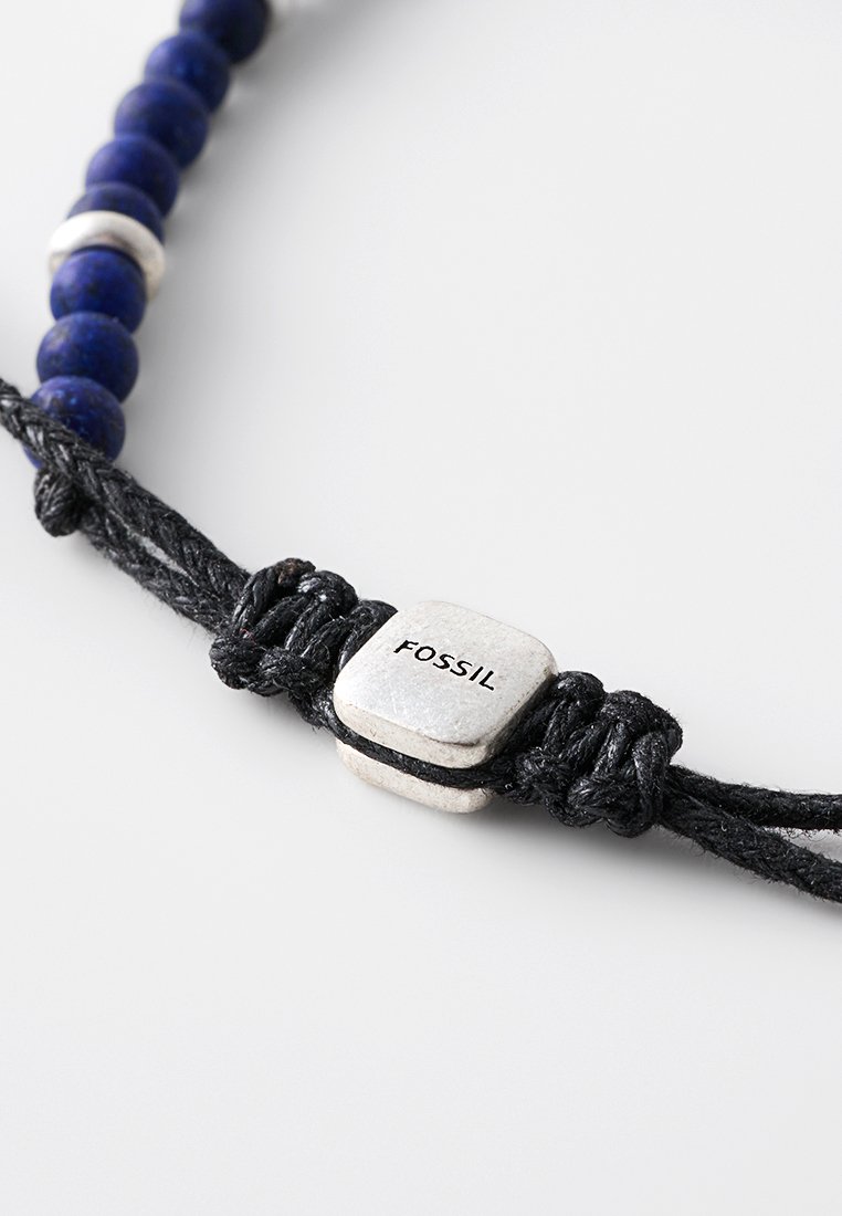 Czarny pleciony bransoletka z kordelkiem, z niebieskimi i srebrnymi koralikami, z charakterystycznym srebrnym kwadratowym charmsami z wygrawerowanym napisem "FOSSIL".