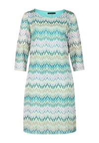 Kleid mit rundem Halsauschnitt und Dreiviertelärmeln, das ein Zickzackmuster in Grün-, Blau- und Weißtönen auf einem leichten Stoff zeigt.