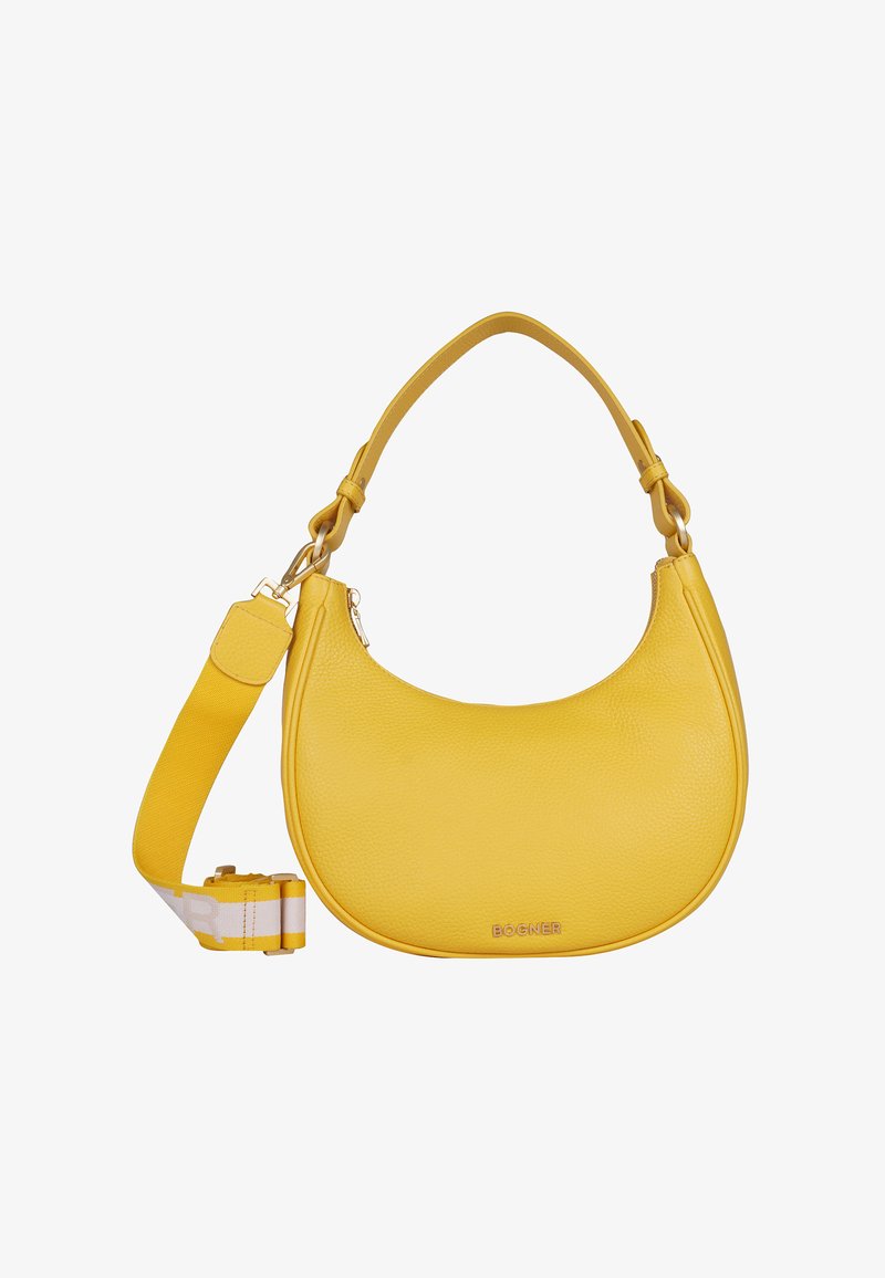 Sac à main en cuir jaune de forme courbée, finition texturée, et une bandoulière amovible et réglable avec un accent de logo. Détails en métal doré.