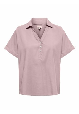 Polo manches courtes rose pastel avec trois boutons et un col classique sur fond blanc.