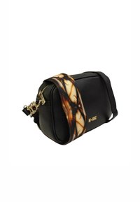 Borsa a tracolla in pelle nera con superficie texturizzata, dotata di una cinghia decorativa con motivo marrone marmorizzato e dettagli in hardware dorato.