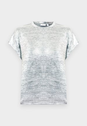 Strieborné tričko s krátkym rukávom v mäkkej, trblietavej textúre s okrúhlym výstrihom a voľným strihom. Obsahuje jemný gradientový vzor.