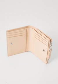 Lys rosa skinnlommebok, med to-delt design, som har flere kortlommer, en trykknapp-lukking og en glidelåslomme på den ene siden.