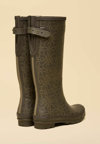 Hnedé gumené čižmy po kolená s kvetinovým vzorom, s textúrovaným povrchom, nastaviteľnými bočnými remienkami a kontrastnými bočnými detailmi.