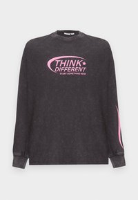 Μαύρο πουκάμισο με μακριά μανίκια και ρόζ κείμενο "THINK DIFFERENT START SOMETHING NEW" στο μπροστινό μέρος και ρόζ καμπυλωτό σχέδιο στο δεξί μανίκι.