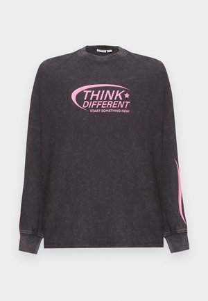 Fekete hosszú ujjú póló rózsaszín felirattal: "GONDOLKODJ MÁS KÉNT, INDÍTS VALAMI ÚJAT" az elején és rózsaszín ívelt mintával a jobb ujján.