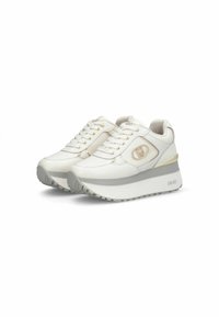 Sneakers bianchi con suole grigie, occhielli dorati e un'emblema dorato sul lato, mostrati in un paio inclinati a destra.