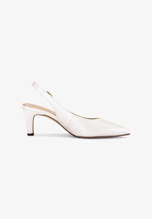 Witte leren slingback pump met puntige neus en slanke hak van gemiddelde hoogte op een witte achtergrond.