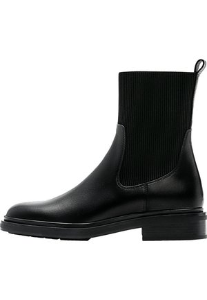 Bottine en cuir noir avec tige élastique côtelée, languette à l'arrière, petit talon empilé et bout arrondi, vue de profil droit.