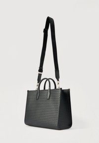 Czarna pleciona skórzana torebka z dwoma krótkimi uchwytami i regulowanym paskiem na ramię z tłoczonym napisem marki „BOSS”.