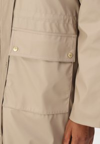 Barbour International WYATT SHOWERPROOF - Αδιάβροχο μπουφάν - light trench