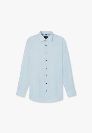 Hellblaues, langärmeliges Hemd mit kleinen dunklen Punkten und spitzem Kragen, flach auf einem weißen Hintergrund liegend.