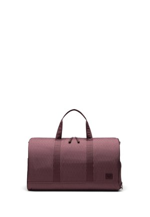 Sac polochon bordeaux avec poignées sur le dessus, fermeture zippée et motif discret en losange, présenté sur un fond blanc uni.