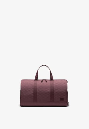 Bolsa de viaje burdeos con asas superiores, cierre de cremallera y un sutil patrón de diamantes, mostrada sobre un fondo blanco liso.