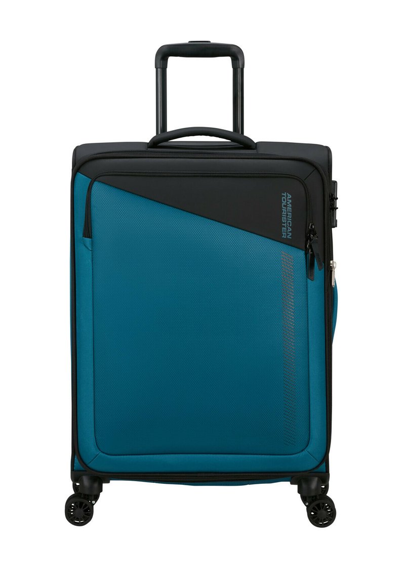 Una valigia rigida di colore teal con superficie testurizzata, dettagli neri, manico telescopico e quattro ruote per la mobilità. Presenta una tasca con zip.