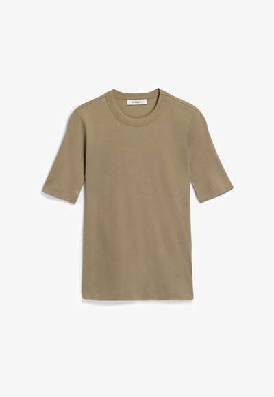 Camiseta de malha ribada em verde-oliva com decote redondo e mangas curtas, apresentando um corte reto e bainha cosida para maior durabilidade.