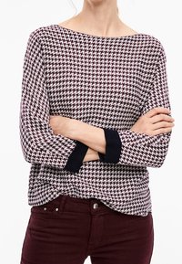 T-shirt tricoté avec un motif vichy bordeaux et blanc, encolure large, manches trois-quarts avec des poignets bleu marine, et une coupe décontractée.