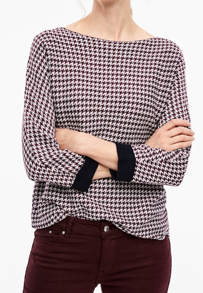 T-shirt tricoté avec un motif vichy bordeaux et blanc, encolure large, manches trois-quarts avec des poignets bleu marine, et une coupe décontractée.