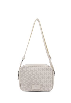 Borsa a tracolla beige con tracolla regolabile, caratterizzata da un motivo a loghi ripetuti e una piccola targhetta rettangolare con il logo sul davanti.