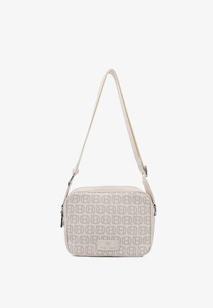 Borsa a tracolla beige con tracolla regolabile, caratterizzata da un motivo a loghi ripetuti e una piccola targhetta rettangolare con il logo sul davanti.