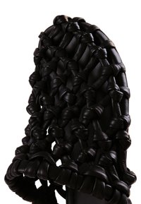 Κοντινό πλάνο μαύρου παπουτσιού με παχιά δερμάτινα λουριά δεμένα σε κόμπους, πλεγμένα σε σχέδιο πλέγματος που σχηματίζει το πάνω μέρος.