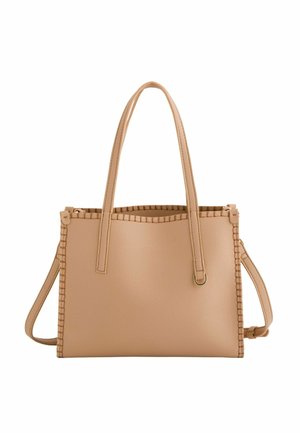 Sac fourre-tout en cuir beige avec une surface texturée, deux anses allongées et des détails tissés le long des bords. Dispose d'une bandoulière réglable.