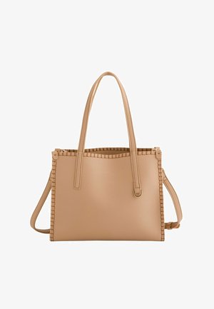 Beige læder tote taske med tekstureret overflade, to forlængede stropper og vævet detaljer langs kanterne. Har en justerbar skulderrem.