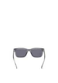Szare plastikowe okulary przeciwsłoneczne z prostokątnymi soczewkami, ciemnoszarymi, przyciemnionymi soczewkami oraz przezroczystymi akcentami na ramionach. Minimalistyczny design.