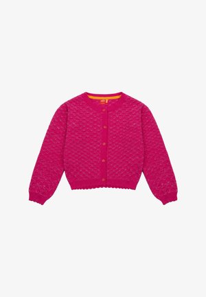 Fuchsia gebreid vest met een gestructureerd patroon, geribbelde manchetten en zoom, en zes knopen aan de voorkant. Gevoerd met een gele binnenkraag.