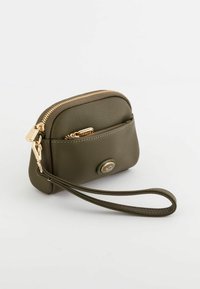 Monedero de cuero texturizado verde oliva con herrajes dorados, cierre superior con cremallera y correa de muñeca desmontable; cuenta con un bolsillo frontal con cremallera y detalle del logo.