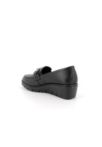 Scarpa in pelle nera con punta rotonda, suola bassa a cuneo e accentuazione decorativa con fibbia. Texture liscia e dettagli di cucitura minimi.