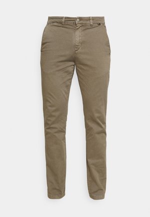 Schmal geschnittene, hellbraune Chinos aus einem Baumwollmischgewebe mit klassischem Fünf-Taschen-Design und dezenten Steppnähten.