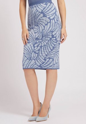 Jupe crayon bleue à motif floral, avec une taille côtelée. Assortie à des chaussures à talons hauts bleu clair.