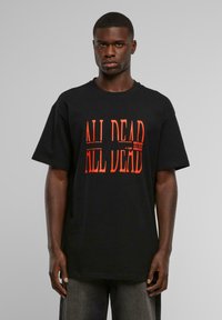 Sort bomulds t-shirt med stor orange tekst "ALL DEAD" på fronten. Rund hals og korte ærmer. Løs pasform med lige kant.