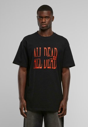 Svart bomull T-skjorte med stor oransje tekst "ALL DEAD" på fronten. Rund hals og korte ermer. Løs passform med rett nederkant.