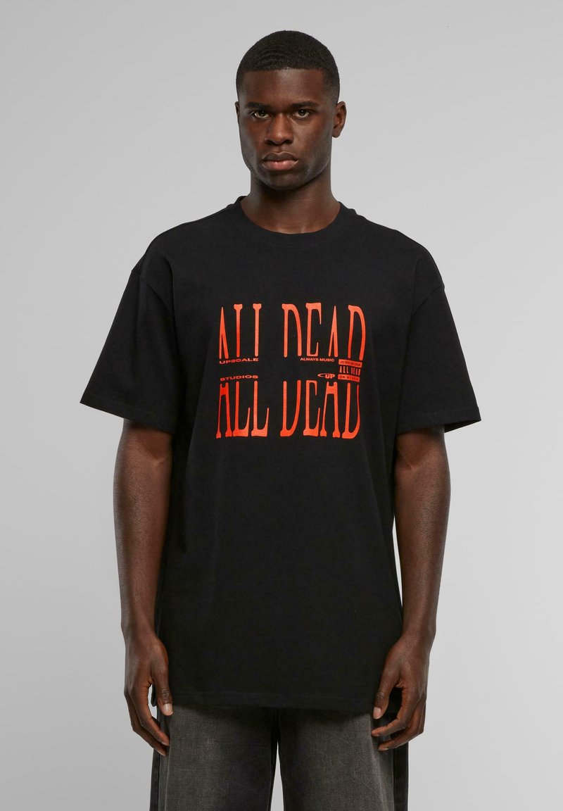 Sort bomulds t-shirt med stor orange tekst "ALL DEAD" på fronten. Rund hals og korte ærmer. Løs pasform med lige kant.