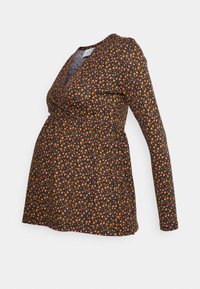 Top de maternidade preto com padrão floral, de mangas compridas, apresentando pequenas flores laranja e rosa, design envolvente e cintura ajustada para conforto.