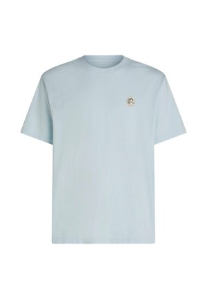 Hellblaues Baumwoll-T-Shirt mit kurzen Ärmeln, Rundhalsausschnitt und einem runden Logo auf der Brust. Glatte Textur mit lockerem Sitz.