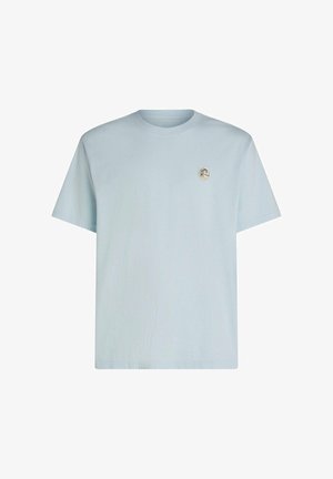 T-shirt in cotone azzurro chiaro con maniche corte, scollo rotondo e logo circolare sul petto. Tessuto liscio con vestibilità comoda.