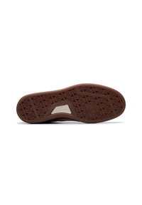 Semelle de chaussure en caoutchouc marron avec une texture à motifs, dotée d'un accent central de couleur claire et du nom de marque "Clarks" en relief.