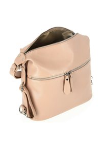 Lys beige lædertaske med sølvhardware, lynlås lukning og en forlommer. Blød tekstur, minimalistisk design og rummeligt interiør.