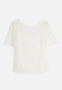 Top bianco in pizzo con scollatura rotonda e maniche corte a volant. Presenta motivi floreali e un orlo ondulato. Tessuto leggero e con texture.