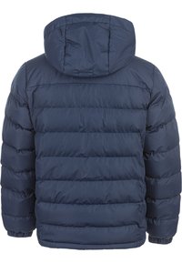 Mörkblå puffjacka med huva, med kviltade sektioner, elastiska ärmslut och en slät, matt textur.