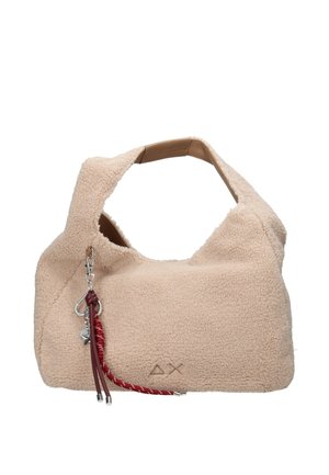 Borsa beige testurizzata con manico corto, portachiavi con nappina rossa intrecciata e logo sottile in rilievo a triangolo e X sul davanti.