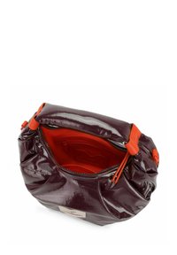 Glänzende, dunkelviolette Handtasche mit einem lebhaften orangefarbenen Griff und Reißverschluss. Das Innere ist mit einem hellroten Futter und einer kleinen Reißverschlusstasche ausgestattet.