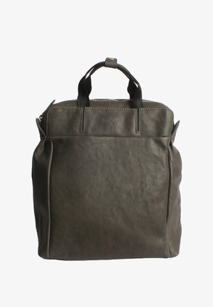 Zaino in pelle grigio scuro con due manici superiori, chiusura con zip e tasche laterali. Presenta una texture liscia e un design strutturato.
