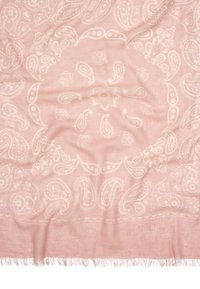 Jasnoróżowy szalik z białym wzorem paisley, z frędzlami na brzegach i miękkim, teksturowanym materiałem.