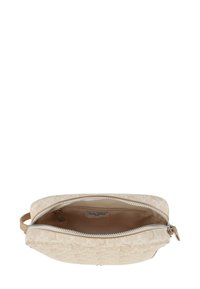 Beige tygpåse med präglat logomönster, dragkedjeslutning, inre foder och ett sidhandtag för enkel bäring.